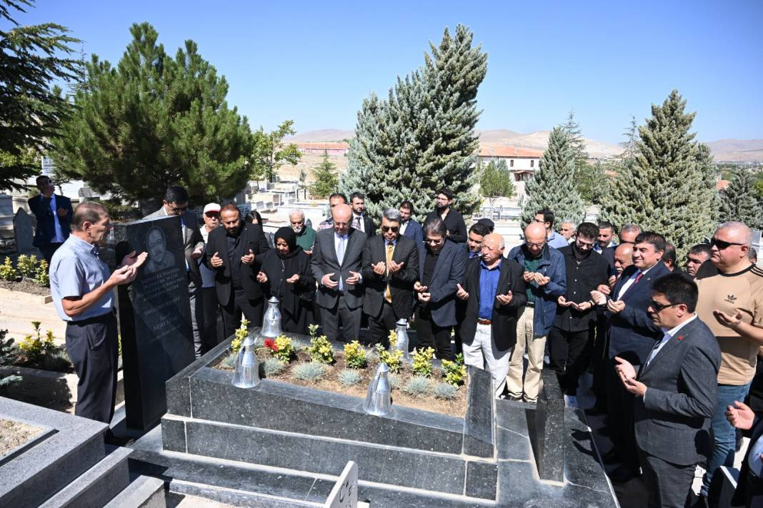 ‘Bozkırın Tezenesi’ Neşet Ertaş Kırşehir'deki mezarı başında anıldı - Resim: 7